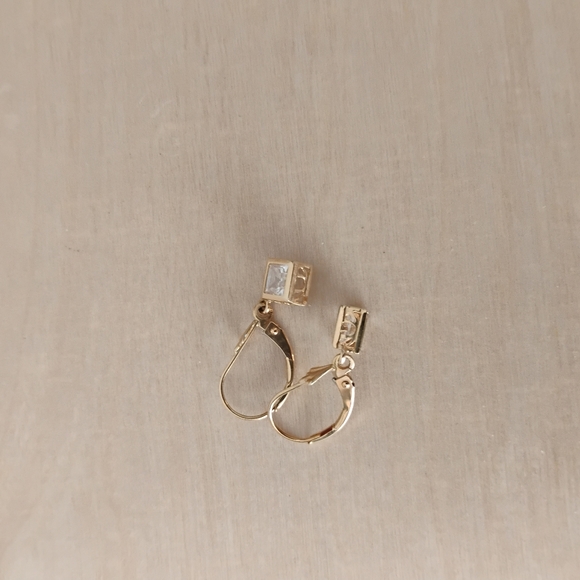 14K Gold Leverback earrings with clear stone. - Picture 4 of 5